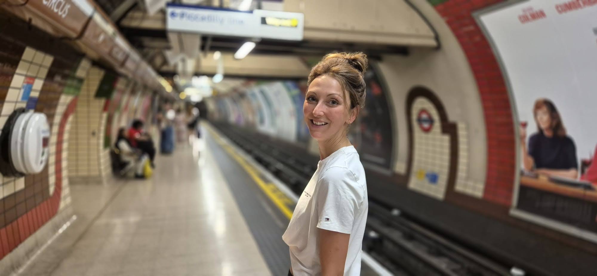 Alex lächelnd in der U-Bahn